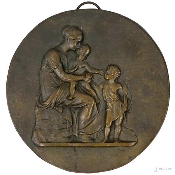 Placca in bronzo raffigurante Madonna con Bambino e San Giovannino, cm 15x14,5, XX secolo.