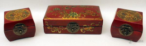 Lotto composto da tre scatole diverse in legno e in cuoio decorato, H massima 8 cm.