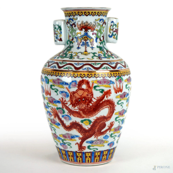 Vaso biansato in porcellana policroma, decoro raffigurante draghi e nuvole, cm h 34,5, Cina, XX secolo.