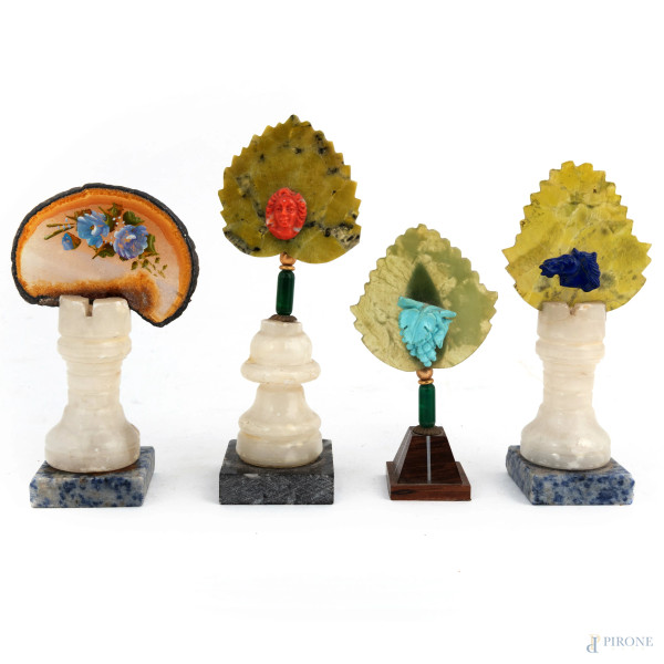 Lotto di quattro segnaposto in pietre dure, XX secolo, altezza massima14, (segni di usura, difetti, mancanze, rotture)