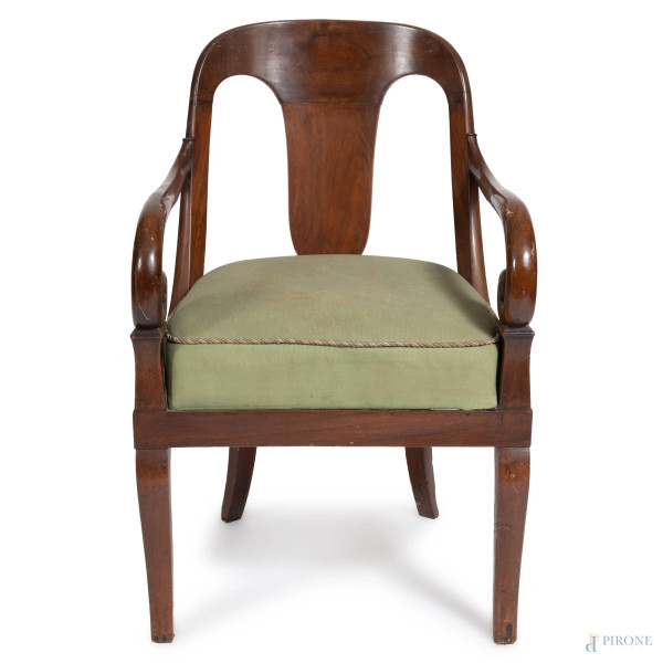 Poltrona in legno intagliato con braccioli a ricciolo. Seduta imbottita e rivestita in tessuto verde, XIX secolo, cm 87x56x52, (segni di usura, scalfiture, graffi, difetti)