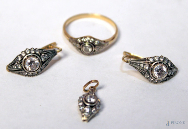 Parure composta da ciondolo, anello e coppia di orecchini, in oro 585, argento e zaffiri bianchi, gr. 7,8.