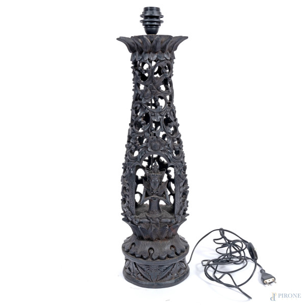 Lampada da tavolo in legno traforato e scolpito a motivi floreali e divinità mediorientali, XX secolo, altezza cm 66, (segni di usura, difetti, da revisionare)