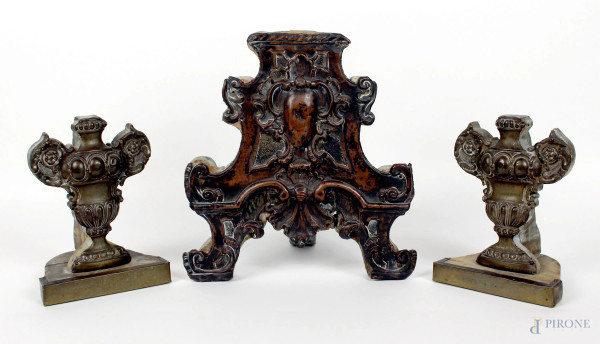 Lotto di due porta palme ed una base in legno rivestito in lastra di metallo, XIX secolo, altezza max 23,5 cm