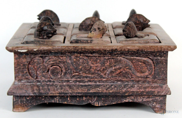 Scatola a nove scomparti in legno intagliato e scolpito, cm h 14x25,5x25,5, arte orientale, XX secolo
