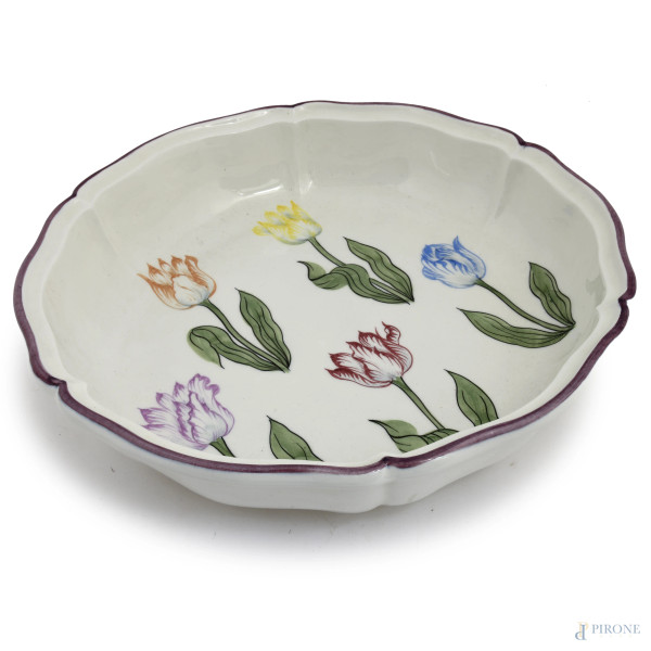 Centrotavola in porcellana Tiffany decorata con motivi di tulipani in vari colori, XX secolo, diametro cm 38,5, (difetti)