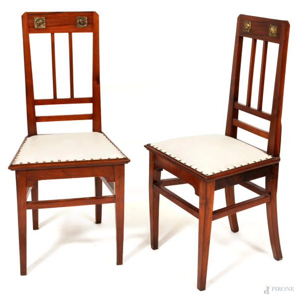 Coppia di sedie in stile Liberty in legno con seduta imbottita e rivestita in tessuto panna con inserti in metallo dorato allo schienale, XX secolo, cm 101x47x40, (segni di usura, scalfiture, difetti)