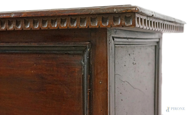 Cassapanca in noce costruita con elementi antichi, coperchio intagliato con profilo dentellato, f...