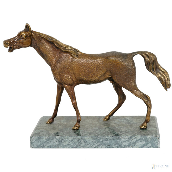 Scultura in bronzo dorato raffigurante un cavallo, base in marmo, XX secolo, cm 18,5x19,5x10,5