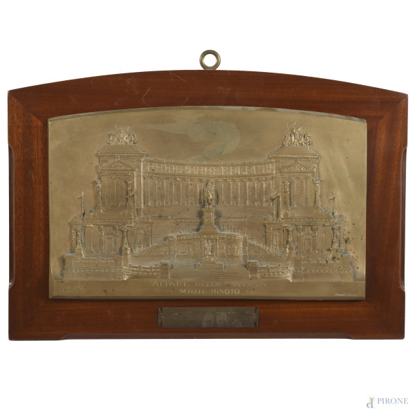 Targa in bronzo dorato raffigurante bassorilievo dell'Altare della Patria su pannello ligneo, XX secolo, misure complessive cm 34x50, (segni di usura, difetti)