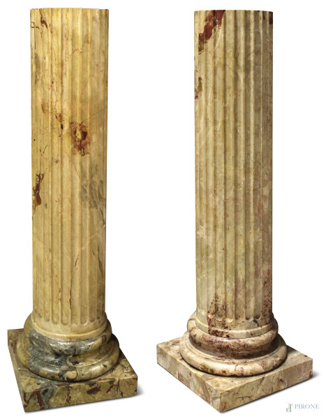 Coppia di colonne in marmo spagnolo, fusto scanalato, con piede modanato e base quadrata, altezza cm 125, (difetto)