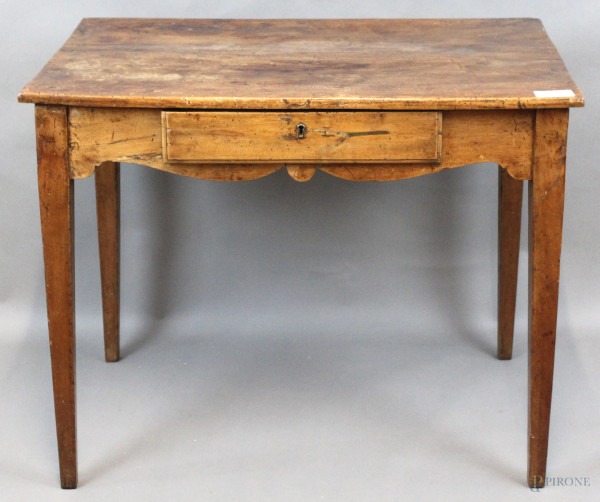 Tavolino in legno di noce, ad un cassetto, gambe troncopiramidali, cm h 69x84,5x53, fine XIX-inizi XX secolo, (segni del tempo)