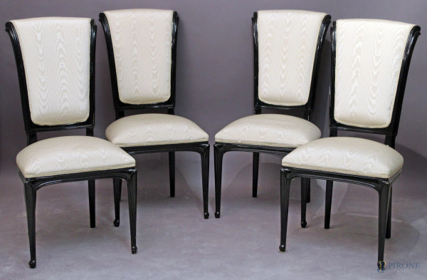 Lotto di quattro sedie in legno ebanizzato con sedie e dorsale in stoffa bianca 
