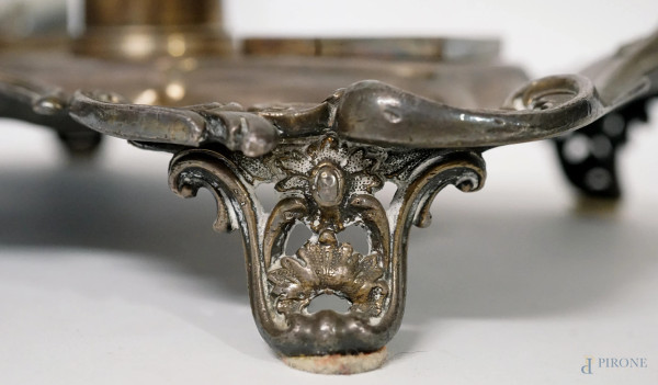 Calamaio in metallo argentato con ampolla in vetro e penna stilografica, cm 14x33,5x22,5, (difett...