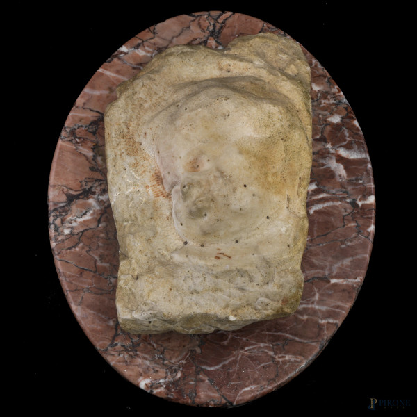 Rilievo su marmo raffigurante testa di putto su base in marmo a serto ovale, XIX-XX secolo, cm 15x54x40, (segni di usura, scalfiture)