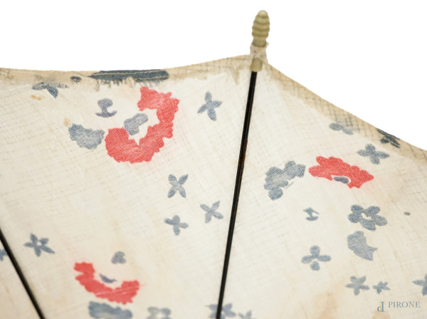 Ombrellino parasole con calotta in tessuto decorato a motivi floreali, primi XX secolo, lunghezza...