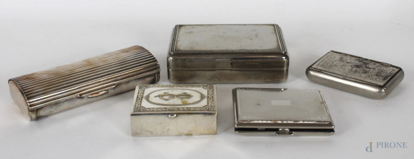 Lotto composto da un portasigarette, un portagioie e due scatole in metallo argentato, misure max.  cm 4x13,5x10