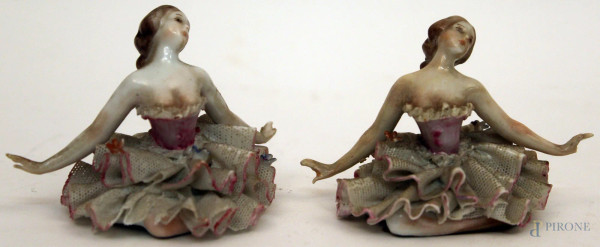 Coppia di sculture in porcellana Capodimonte a soggetto di ballerine con particolari a trina, difetti, H massima 6 cm.