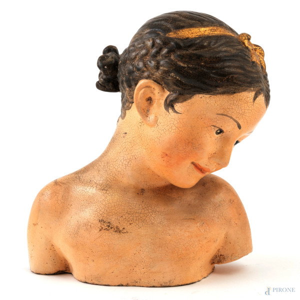 Busto di fanciulla in terracotta policroma, XX secolo, altezza cm 26, (segni di usura, difetti)