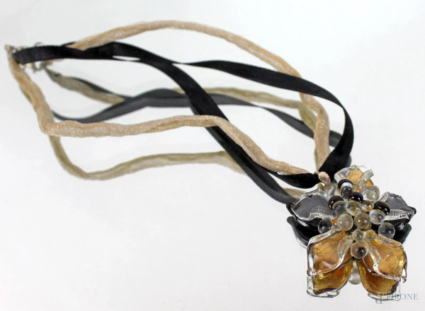 Collana girocollo con pendente in vetro a forma di fiore, chiusura in argento, (difetto)