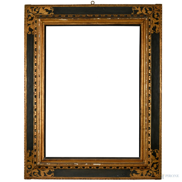 Cornice in legno intagliato laccato e dorato con racemi angolari, XX secolo, cm 130x102; battente cm 100,5x73, (difetti e mancanze)