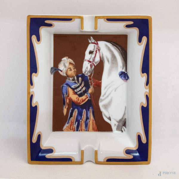 Posacenere in porcellana Hermes dipinta con fanciullo e cavallo, h. 4x20x16 cm.