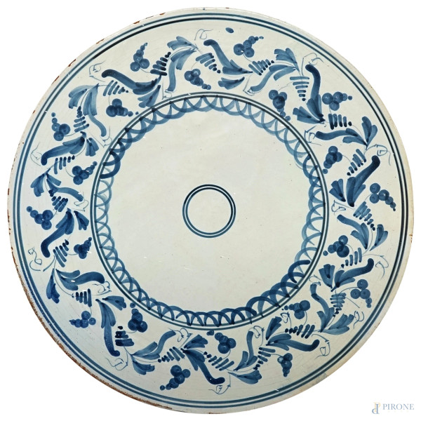 Piatto piano tondo in maiolica dipinta a decori vegetali nei toni del bianco e del blu, sec. XIX, diam. cm 35,5, (difetti)