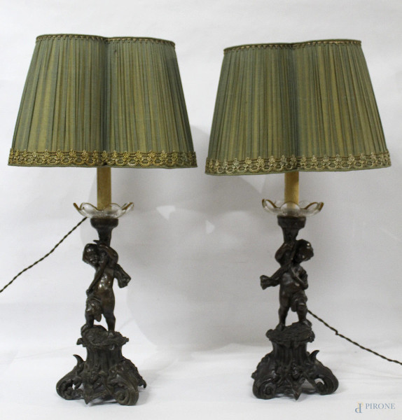 Coppia di lampade a forma di putti, in bronzo brunito, fine XIX sec., H 62 cm