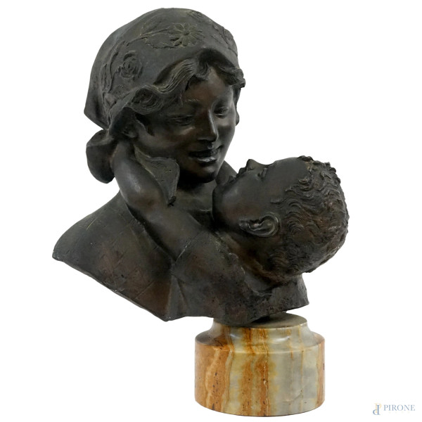 Maternità, scultura in bronzo, cm h 45, firmata A.Merente, base circolare in onice, (difetti).