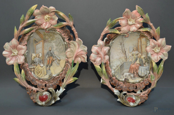 Lotto di due placche in porcellana a decoro policromo di fiori con parte centrale a basso rileivo a scene di figure, (piccoli difetti), h. 44 cm.