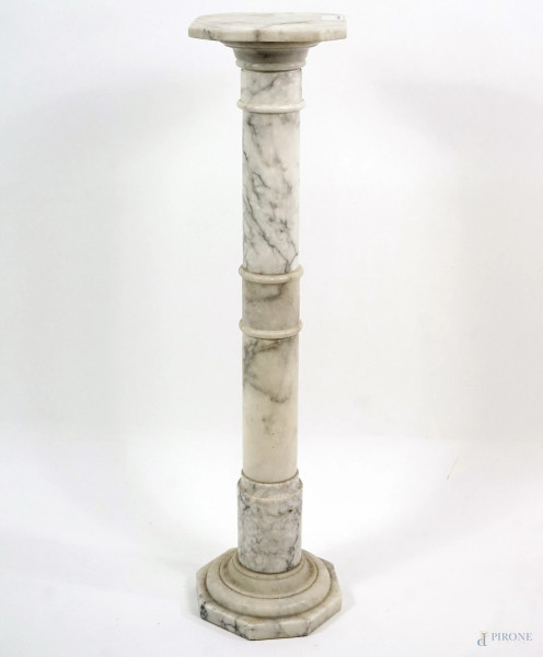 Colonna in marmo poggiante su base ottagonale, cm h 97,5x22,5x22,5, XX secolo, (difetti)