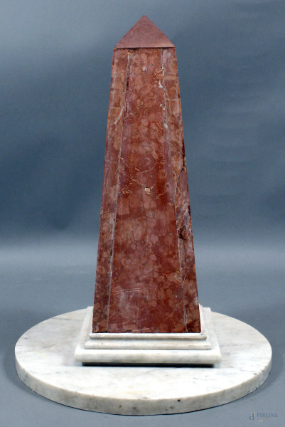Obelisco in marmo rosso di Verona, base circolare in marmo bianco di Carrara, altezza cm. 51