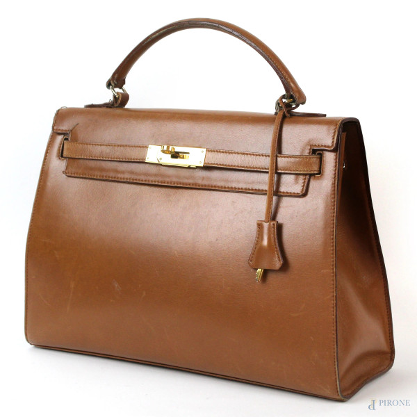 Hermès, borsa in pelle, dettagli in metallo dorato, cm 32x32x11,5, completa di tracolla, (segni di usura, mancante lucchetto)