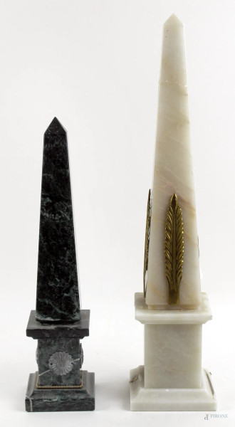 Due obelischi in vari marmi, altezza max cm.42,5, XX secolo, (difetti).