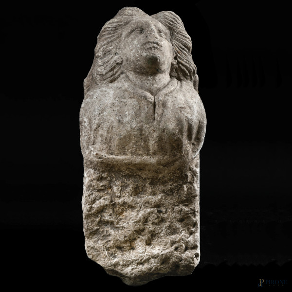 Lotto di due frammenti scultorei in pietra raffiguranti busti femminili, XVII-XVIII secolo, cm 68...