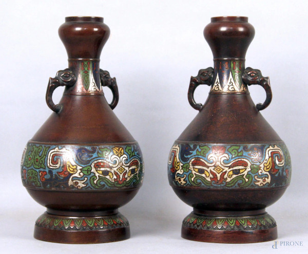 Coppia di vasi cloisonn&#232; biansati in bronzo a decoro astratto, arte orientale, XX secolo, altezza 30 cm.