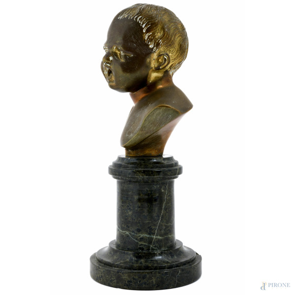 Scultura in bronzo dorato raffigurante bambino su base in marmo verde, XX secolo, altezza cm 22