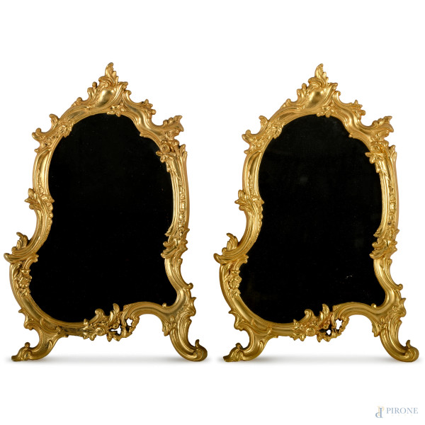Coppia di specchiere in bronzo dorato a volute, XX secolo, cm 56x38,5, (difetti)
