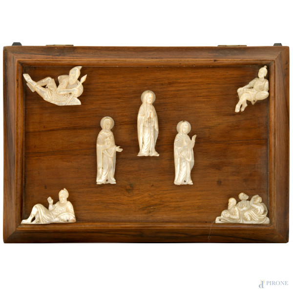 Scatola in legno con applicazioni al coperchio raffiguranti scene devozionali riferite alla Vergi...