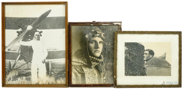 Lotto composto da tre fotografie raffiguranti piloti aerei, misure max cm 39,5x30, XX secolo, entro cornice, (difetti).