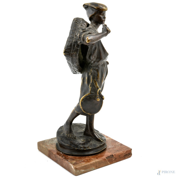 Acquaiolo (da Achille D'Orsi, 1845-1929), XX secolo, scultura in bronzo su base in marmo, altezza cm 32, (usura del tempo, rotture, scalfiture)