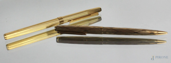 Lotto di due penne laminate in oro, marche diverse, lunghezza max cm 14