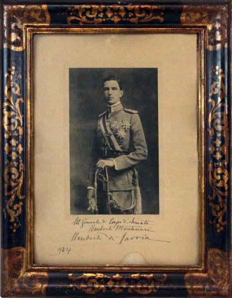 Umberto II di Savoia, fotografia autografa del 1924, cm 23x14, entro cornice.