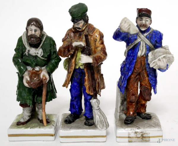 Lotto composto da tre statuine di Capodimonte a soggetti diversi.