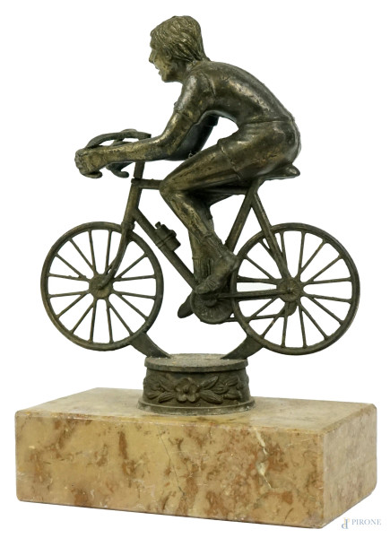 Ciclista, scultura in metallo, cm h 18, base in marmo, XX secolo.