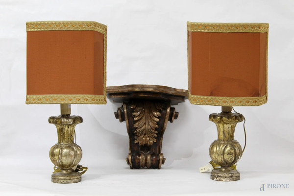 Lotto composto da una mensola in legno, XX sec., H 29 cm, e due lampade in legno argentato e dorato a mecca, XIX sec., H 33 cm.