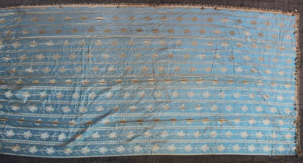Lotto di quattro tende in stoffa color turchese a decoro di fiori, cm 430x180 ciascuna, XX secolo