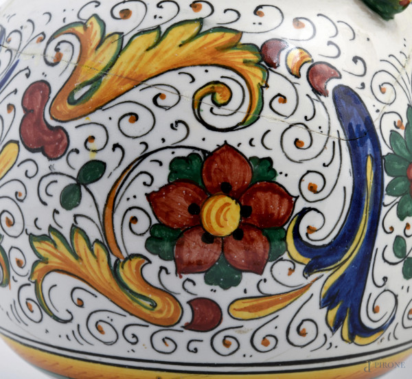 Lotto composto da due vasi biansati e un versatoio in maiolica Deruta decorati in policromia, XX ...