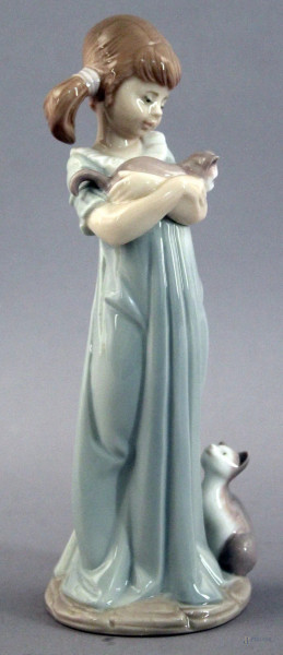 Bambina con gattino, scultura in porcellana, marcata Lladro, altezza 21 cm.