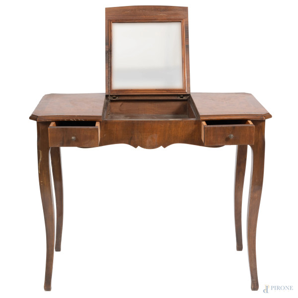 Toletta in legno impiallacciato con sezione centrale del piano apribile e celante vano con specchio. Coppia di cassetti laterali al fronte, XX secolo, cm 72,5x90x45, (segni di usura, difetti, scalfiture)